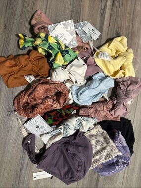 Assorted Kate Quinn bows in Mixed Colors